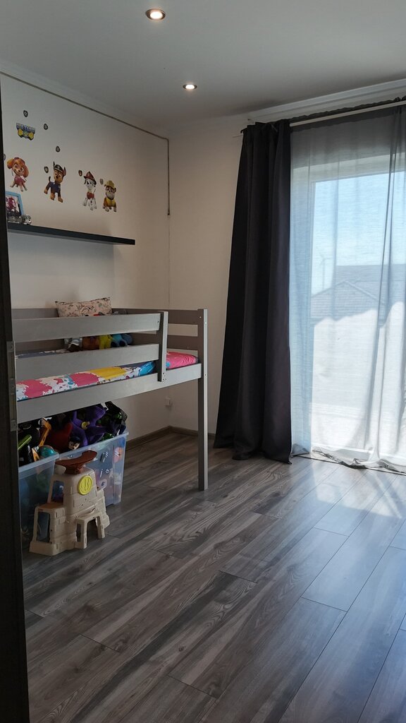 Világos gyerekszoba emeletes ággyal, laminált padlóval és spotlámpákkal