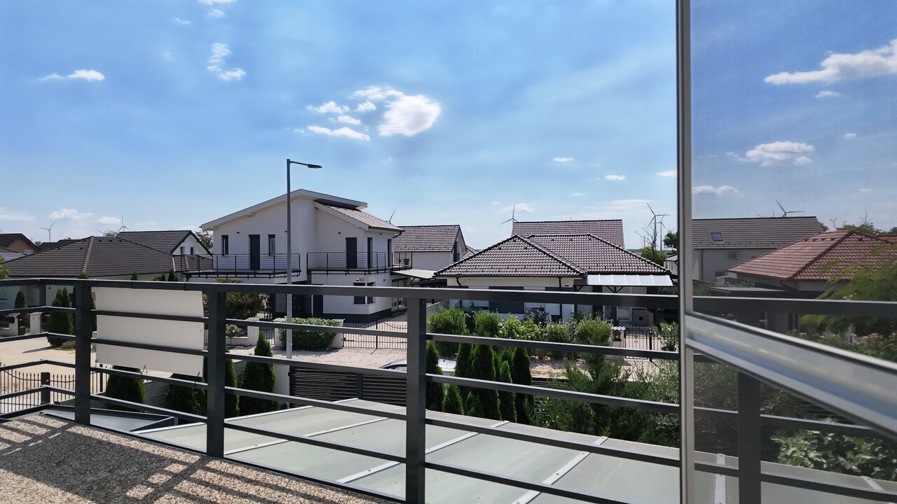 Kilátás a 34 m²-es panorámás emeleti teraszról a rendezett lakóövezetre